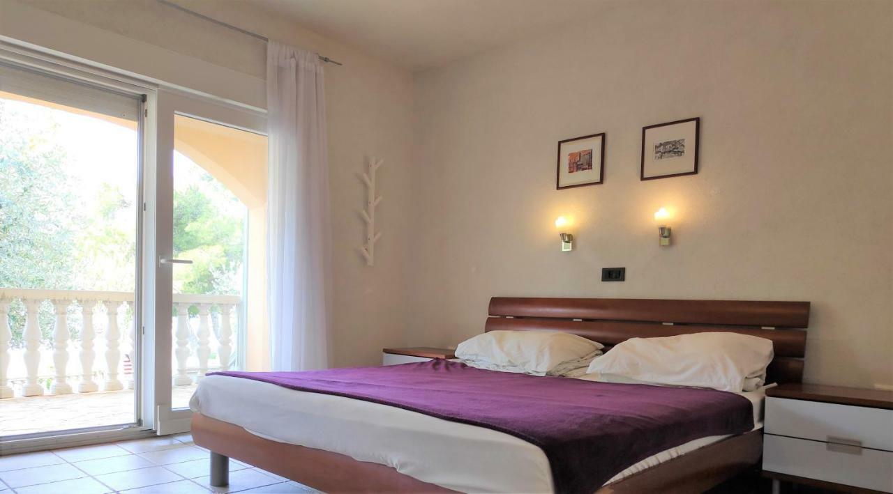 Villa Punta Blava - Beach Front, Ideal For Family Vacation With Kids, Large Terraces With Sea View, Internet, Netflix, No Pets Allowed โอเบรอควาซ ภายนอก รูปภาพ