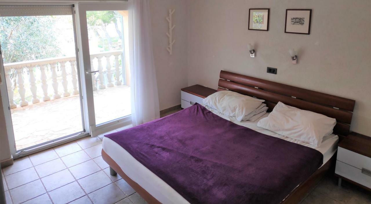 Villa Punta Blava - Beach Front, Ideal For Family Vacation With Kids, Large Terraces With Sea View, Internet, Netflix, No Pets Allowed โอเบรอควาซ ภายนอก รูปภาพ