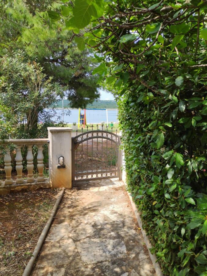 Villa Punta Blava - Beach Front, Ideal For Family Vacation With Kids, Large Terraces With Sea View, Internet, Netflix, No Pets Allowed โอเบรอควาซ ภายนอก รูปภาพ