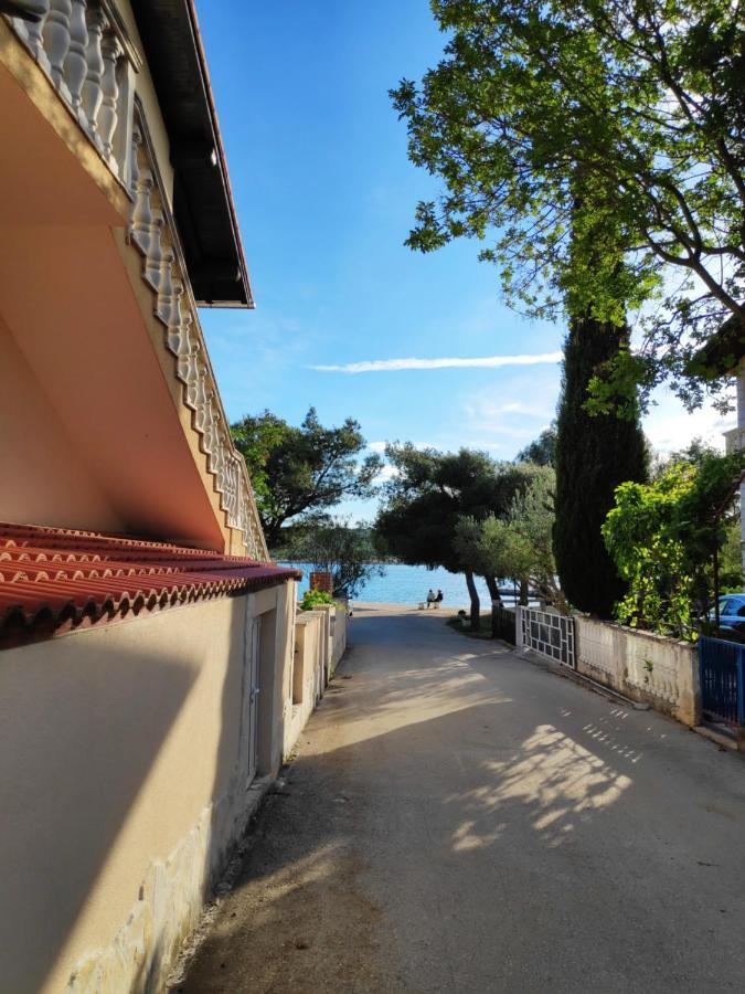 Villa Punta Blava - Beach Front, Ideal For Family Vacation With Kids, Large Terraces With Sea View, Internet, Netflix, No Pets Allowed โอเบรอควาซ ภายนอก รูปภาพ